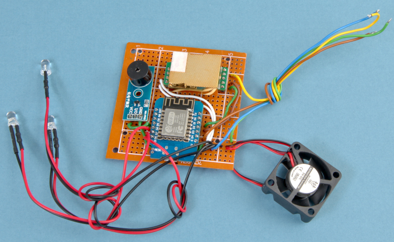 Vier Kabel fr den Taster und die LEDs wurden angeschlossen.